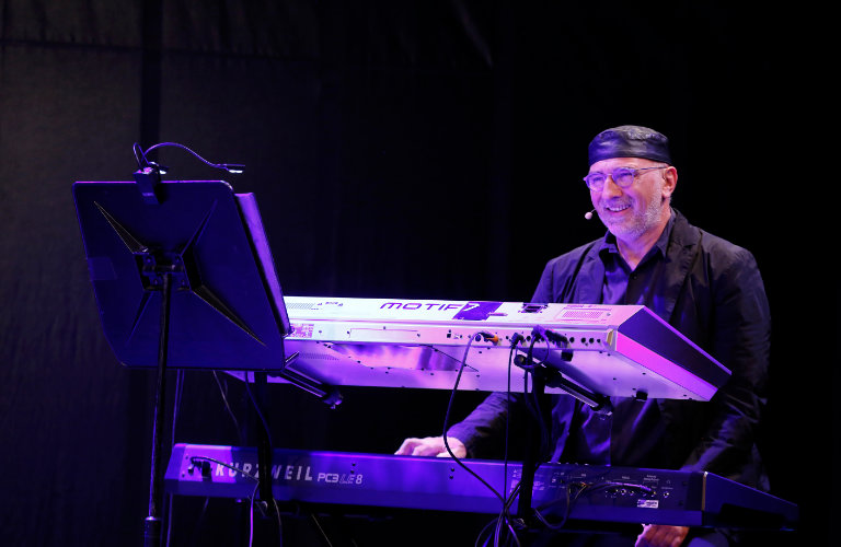 Thomas Rühmann und seine Band spielen 'Richtige Lieder - Lebensreise'