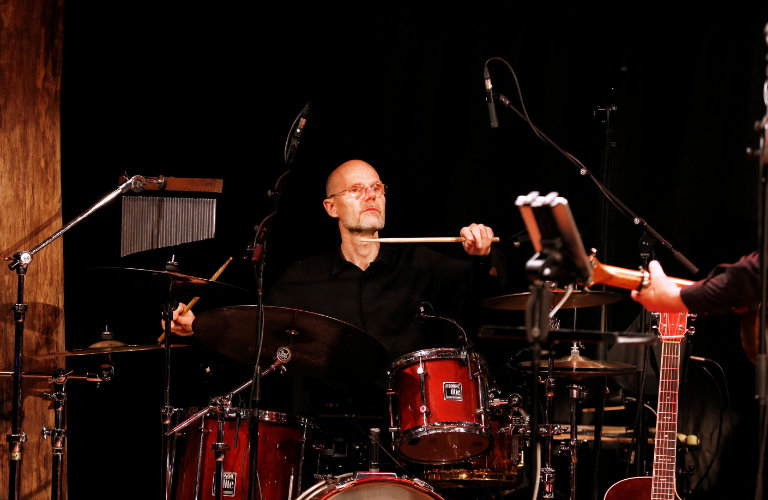 Thomas Rühmann und seine Band spielen 'Richtige Lieder - Lebensreise'