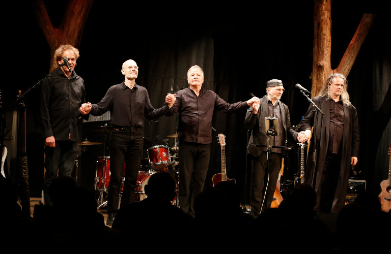 Thomas Rühmann und seine Band spielen 'Richtige Lieder - Lebensreise'