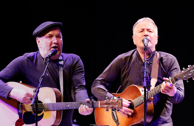 Thomas Rühmann mit seinem Bruder Martin Rühmann auf der Bühne