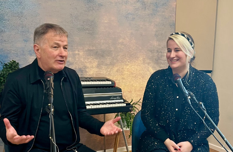 Thomas Rühmann und Julia Buch diskutieren