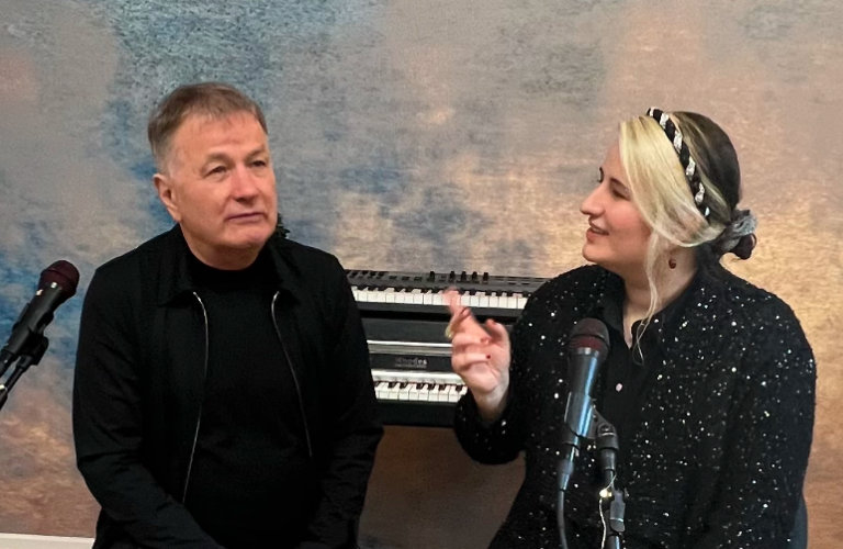 Thomas Rühmann und Julia Buch am Mikrophon