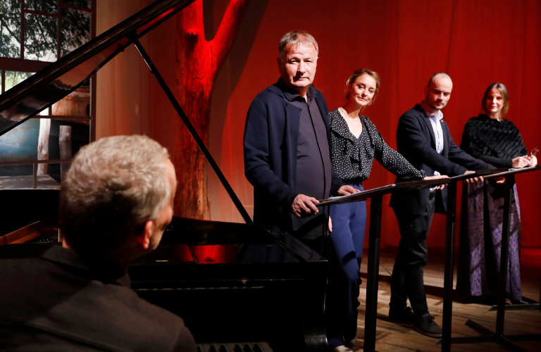 Thomas Rühmann mit Kollegen bei einer musikalisch-szenischen Lesung