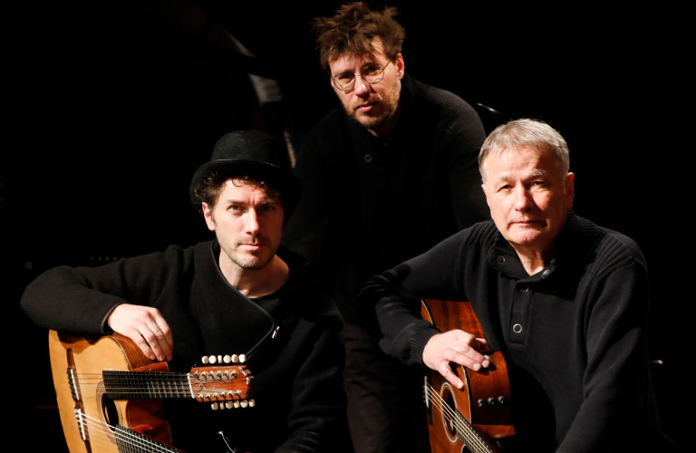 Thomas Rühmann, Reentko Dirks und Clemens C. Poetzsch Pressefoto für 'Als Tom Waits bei Chuck Berry auf dem Sofa lag'